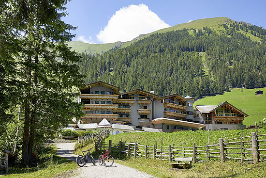 Das Adler Inn in Hintertux im Sommer dann als Ausgangspunkt für Biketouren in den Bergen ©Foto: Mike Huber - Das AdlerI Inn Tyrol Mountain Resort)